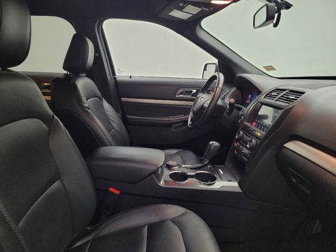 Used 2018 Ford Explorer XLT w/ Equipment Group 202A AWD/4WD image 21