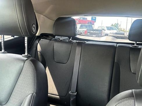 Used 2025 Buick Encore GX Preferred AWD/4WD image 11
