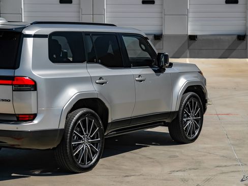 Used 2025 Lexus GX 550 w/ Accessory Package (2T) image 17