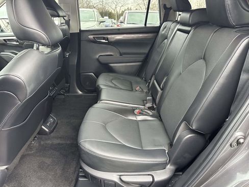 Used 2023 Toyota Highlander Limited image 17