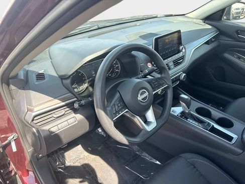 Used 2025 Nissan Altima 2.5 SV FWD image 18
