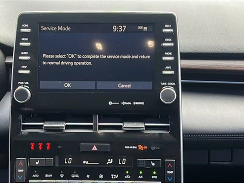 Certified 2022 Toyota Avalon XLE FWD image 13