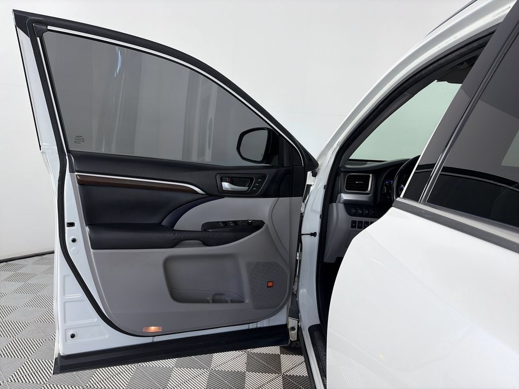 Used 2015 Toyota Highlander Limited Platinum AWD/4WD image 10