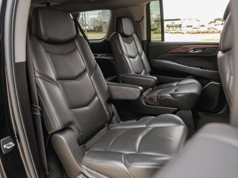 Used 2017 Cadillac Escalade ESV Luxury AWD/4WD image 36
