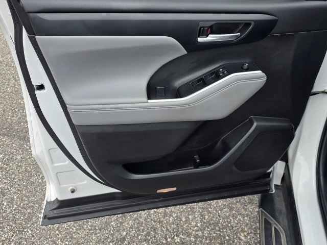Used 2025 Toyota Highlander XLE FWD image 35