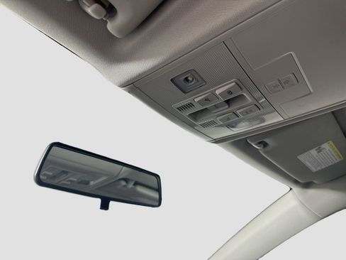 Certified 2022 Volkswagen Taos SE w/ Panoramic Sunroof Package image 18