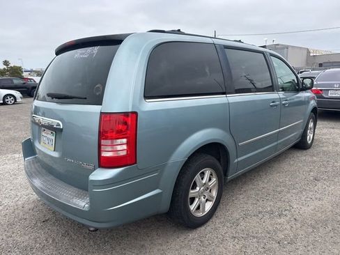 Used 2009 Chrysler Town & Country Touring w/ Family Value Group FWD image 5