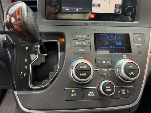Used 2017 Toyota Sienna AWD image 38
