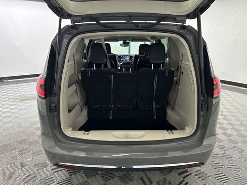Used 2023 Chrysler Pacifica Touring-L FWD image 21