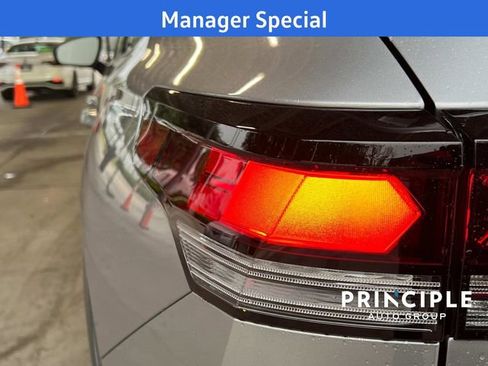 New 2025 Volkswagen Tiguan SE image 9