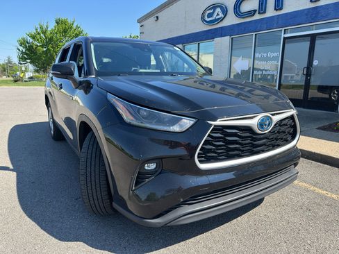 Used 2021 Toyota Highlander LE image 2