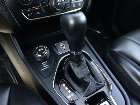 Used 2020 Jeep Cherokee Latitude Plus AWD/4WD image 19