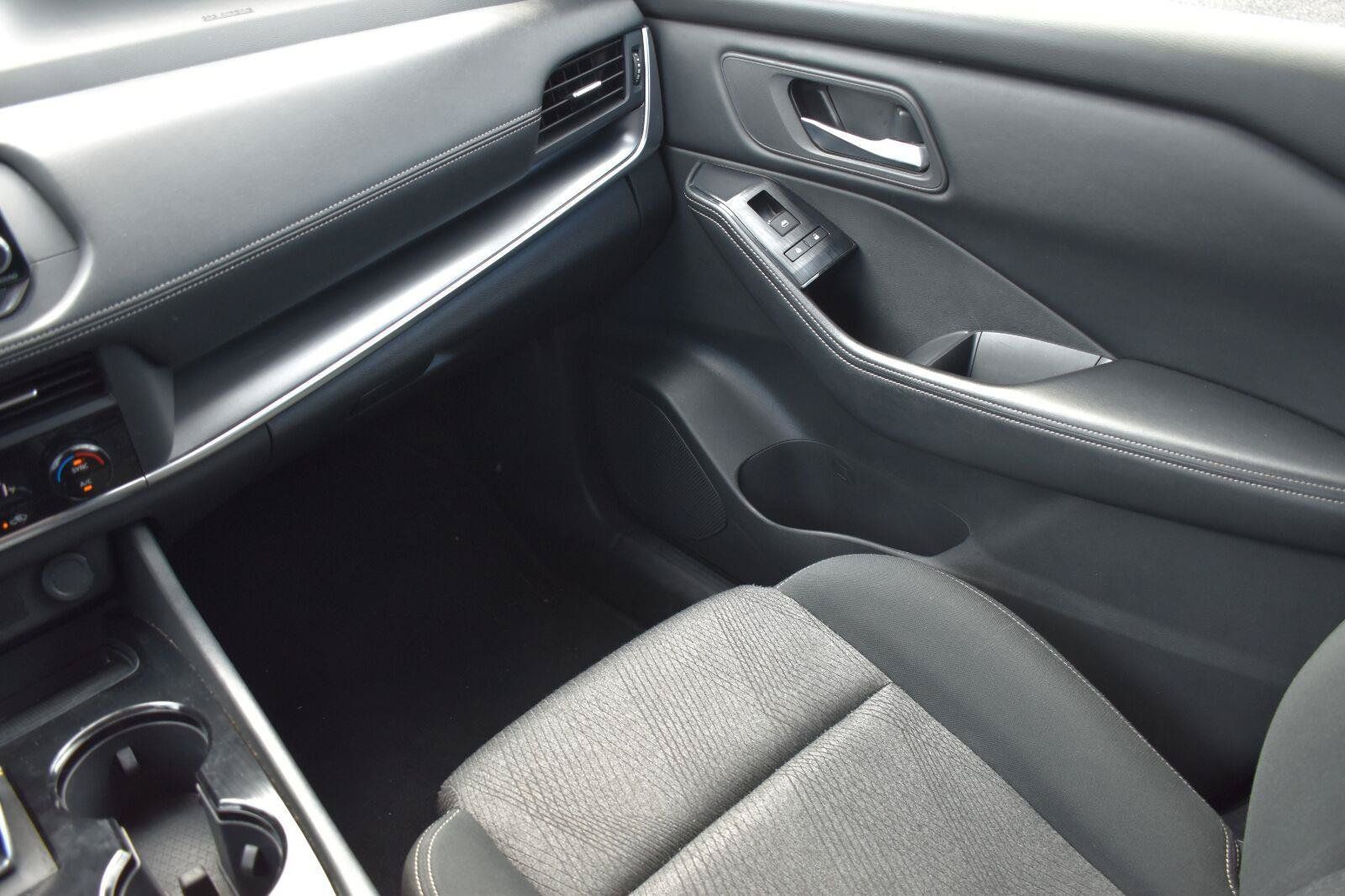Used 2024 Nissan Rogue SV AWD/4WD image 16