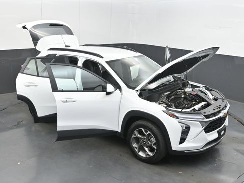Used 2025 Chevrolet Trax LT w/ LT Convenience Package FWD image 36
