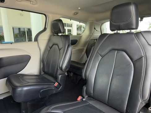 Used 2022 Chrysler Pacifica Touring-L FWD image 8