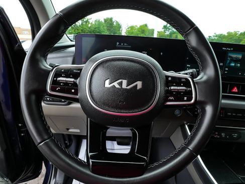 Used 2025 Kia Carnival EX FWD image 17