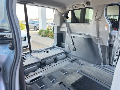 Used 2018 Toyota Sienna XLE Premium image 38