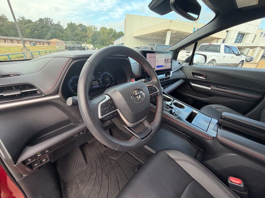 Used 2025 Toyota Sienna XSE w/ XSE Plus Package FWD image 14