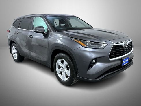 Used 2024 Toyota Highlander LE image 7