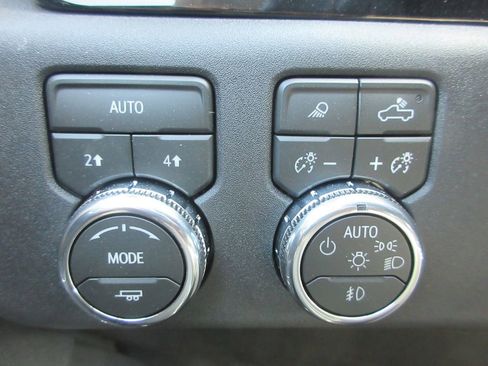 New 2026 GMC Sierra 1500 SLT image 17