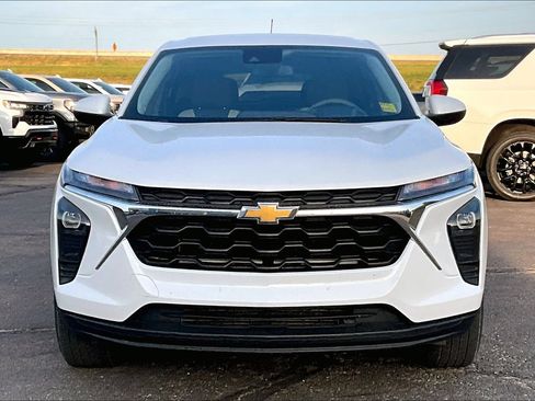 Used 2024 Chevrolet Trax LS w/ LS Convenience Package FWD image 3