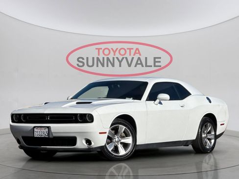 Used 2016 Dodge Challenger SXT image 2