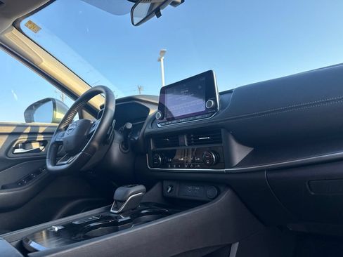 Certified 2025 Nissan Rogue SV FWD image 24