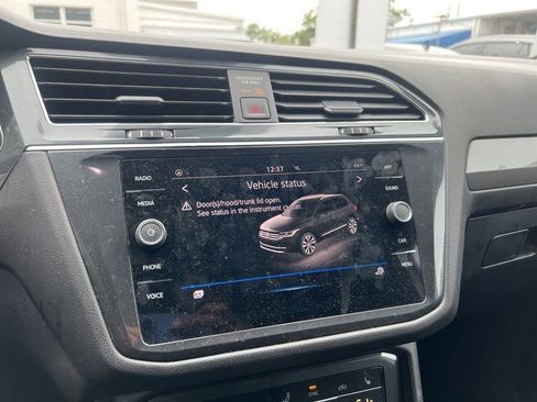 Used 2022 Volkswagen Tiguan SE R-Line image 2