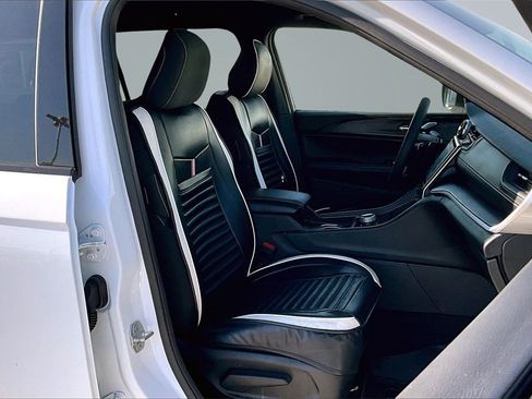 Certified 2024 Jeep Grand Cherokee L Laredo image 8