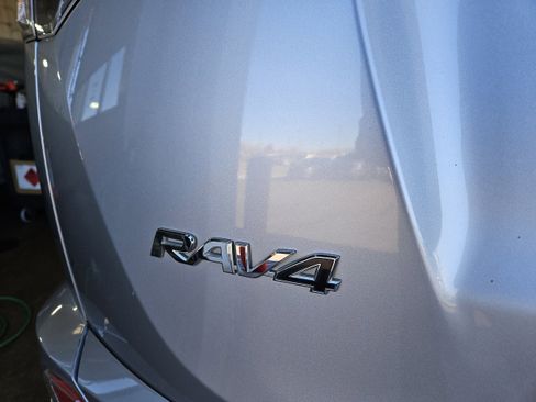 Used 2018 Toyota RAV4 XLE image 32