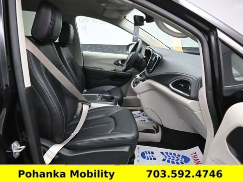 Used 2024 Chrysler Pacifica Touring-L image 25