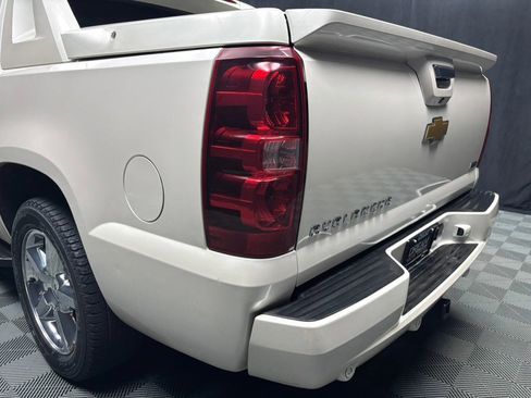 Used 2012 Chevrolet Avalanche LTZ AWD/4WD image 13