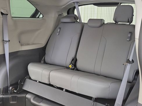 Used 2022 Toyota Sienna XLE image 19