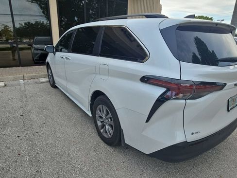 Used 2025 Toyota Sienna XLE w/ XLE Plus Package FWD image 12