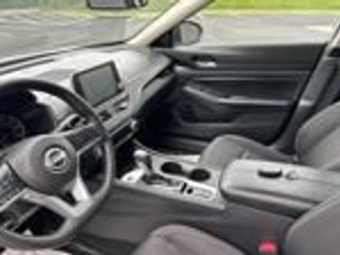 Used 2025 Nissan Altima 2.5 SV AWD/4WD image 9
