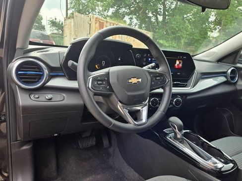 Used 2025 Chevrolet Trax LT w/ LT Convenience Package FWD image 15