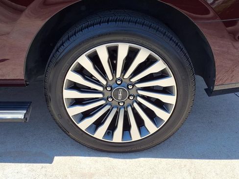 Used 2018 Lincoln Navigator Reserve w/ Technology Package AWD/4WD image 25