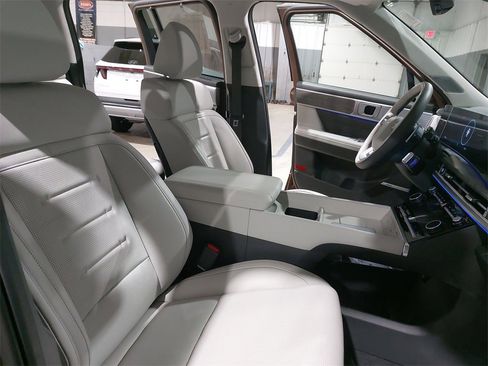 Used 2025 Hyundai Santa Fe Calligraphy image 10