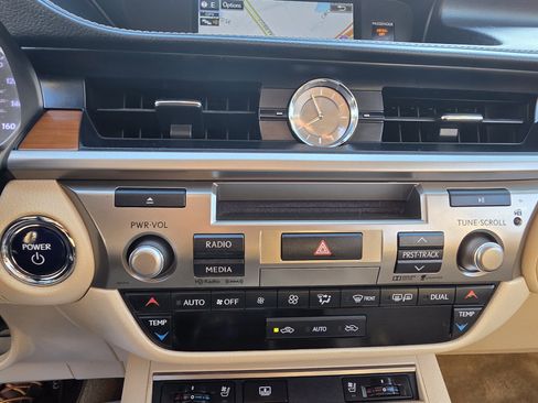 Used 2015 Lexus ES 300h w/ Navigation System Package image 18