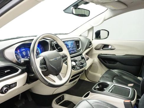 Certified 2018 Chrysler Pacifica Limited image 22