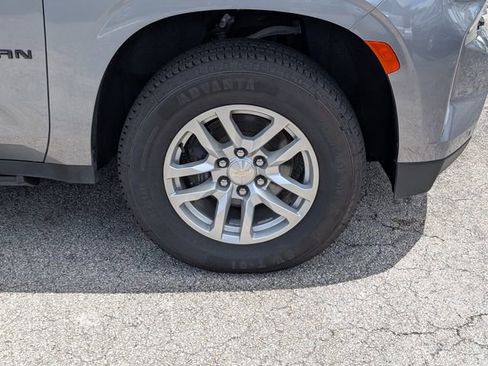 Used 2022 Chevrolet Suburban LT w/ Luxury Package image 9