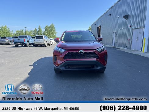 Used 2025 Toyota RAV4 XLE AWD/4WD image 2
