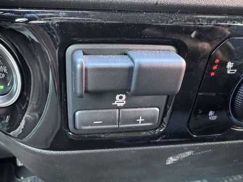 Used 2025 Chevrolet Silverado 1500 LT AWD/4WD image 30