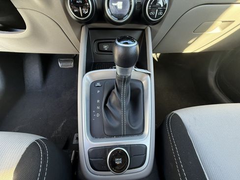 Used 2025 Hyundai Venue SEL FWD image 14