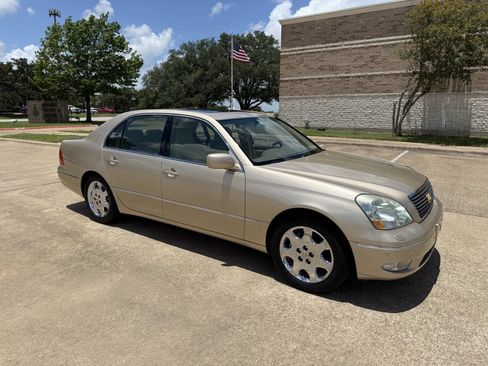 Used 2001 Lexus LS 430 RWD image 2