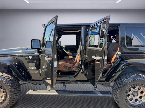 Used 2017 Jeep Wrangler Unlimited Sahara w/ Mopar Chrome Edition Group AWD/4WD image 14