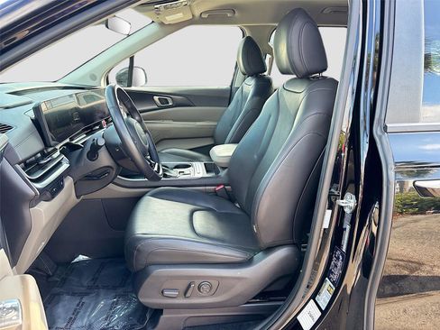 Used 2025 Kia Carnival FWD image 21