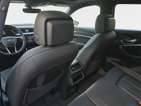 Used 2024 Audi Q8 e-tron Premium Plus image 13