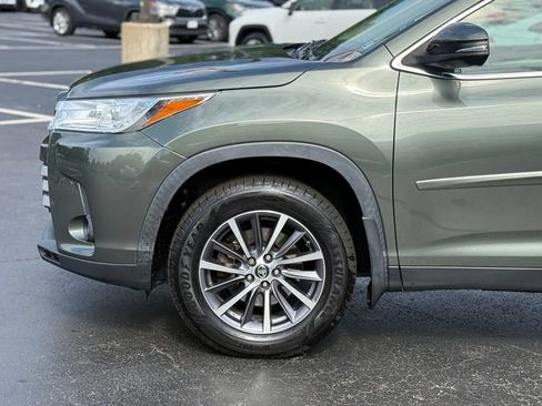 Used 2019 Toyota Highlander XLE w/ Carpet Mat Package (TMS) AWD/4WD image 2