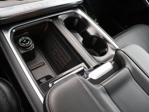 Used 2025 Ford Expedition Platinum image 23